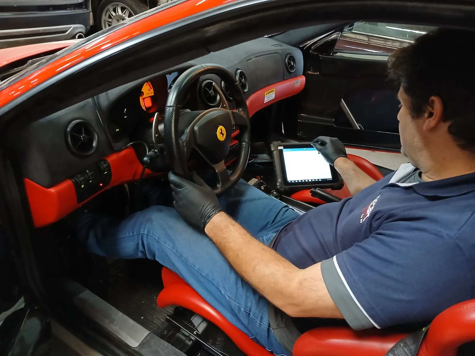 Diagnóstico em uma Ferrari com tablet